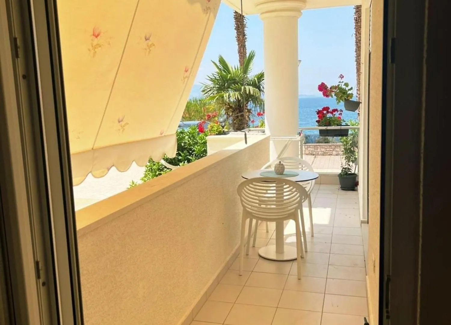 Albania Dream Beachfront Apartment ساراندا