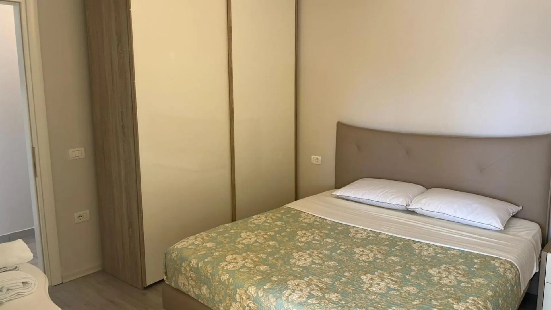 Albania Dream Beachfront Apartment ساراندا ألبانيا